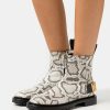 * | Moschino Classic Ankle Boots Roccia