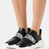 * | Moschino Slip-Ons Nero